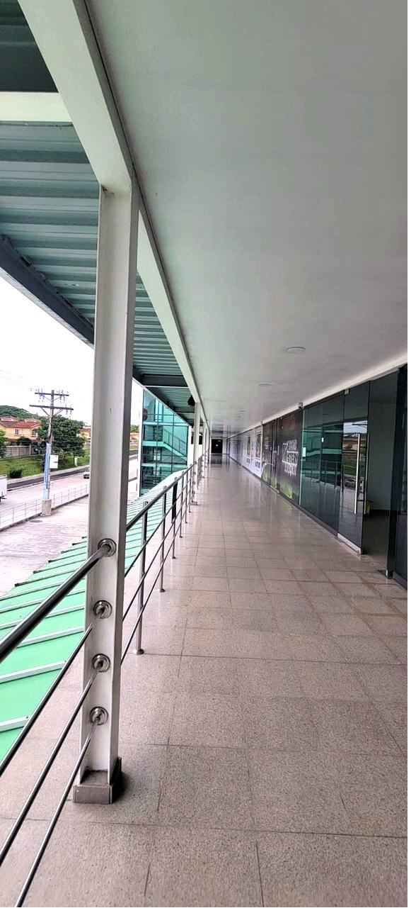 Corredor exterior del centro comercial en Condado del Rey