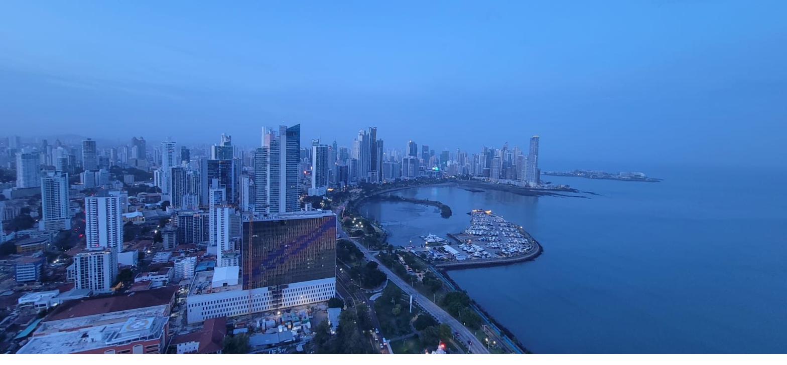 Edificios modernos en la Ciudad de Panamá - skyline residencial denso