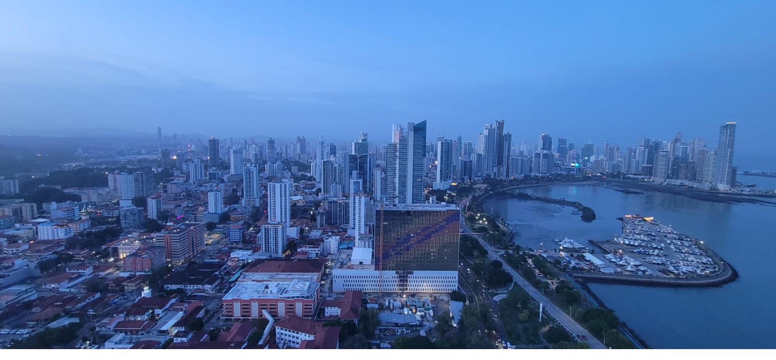 Skyline de Ciudad de Panamá iluminado durante la noche, mostrando los rascacielos del centro financiero