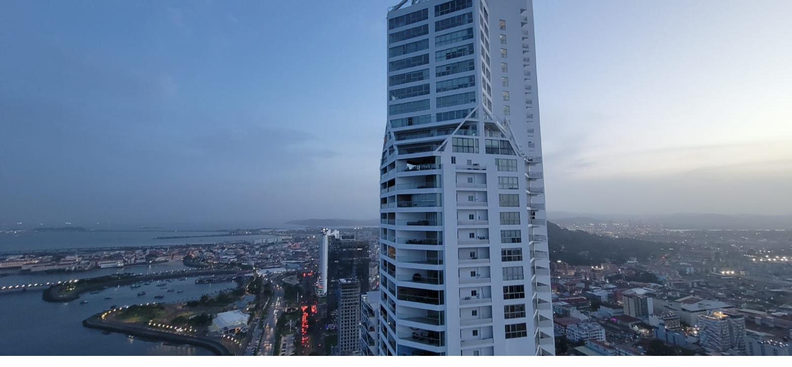 Vista panorámica de la Ciudad de Panamá al atardecer desde torre residencial